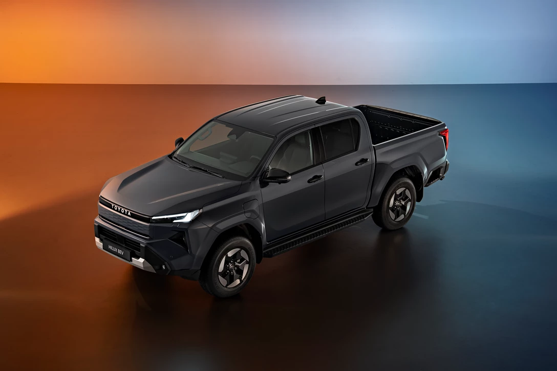 2025toyotahiluxbevhero9.jpg