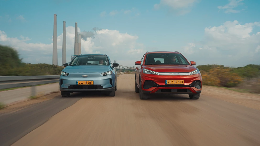 1673484-BYD ATTO 3 vs Geely Geometry C.00_41_50_01.Still041 copy.jpg