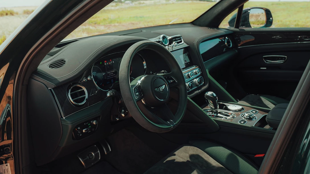 1661417-Bentley Bentayga S 2022.00_30_07_21.Still048 copy.jpg