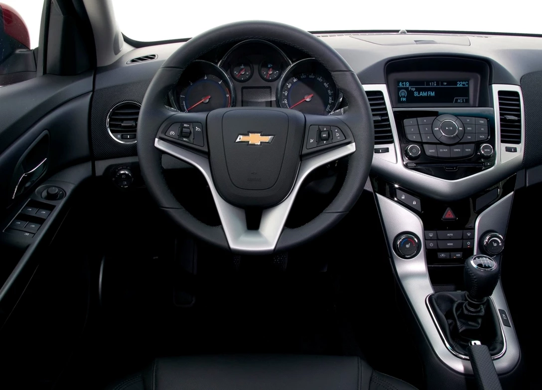 1689270-Chevrolet-Cruze-2013-05.jpg