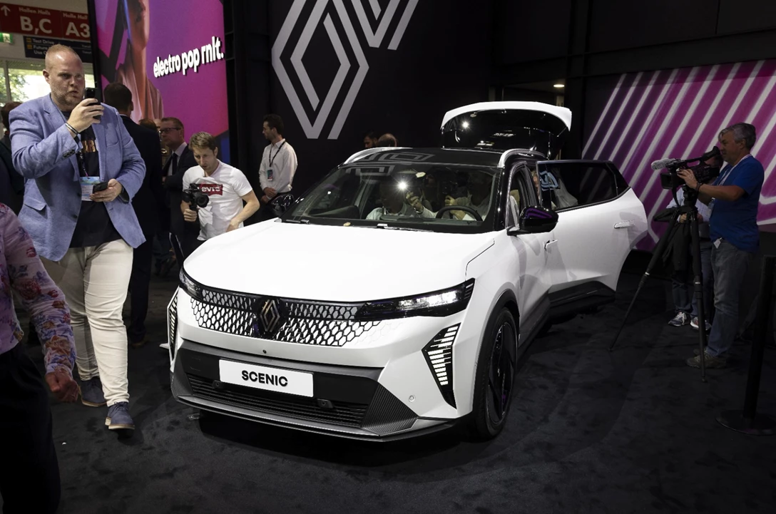 1688115-RENAULT SCENIC-min.jpg