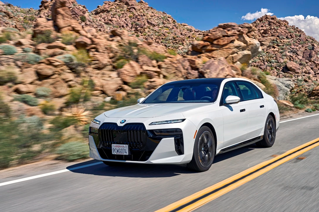 1670807-BMW 760i xDrive Mineral White_003.JPG