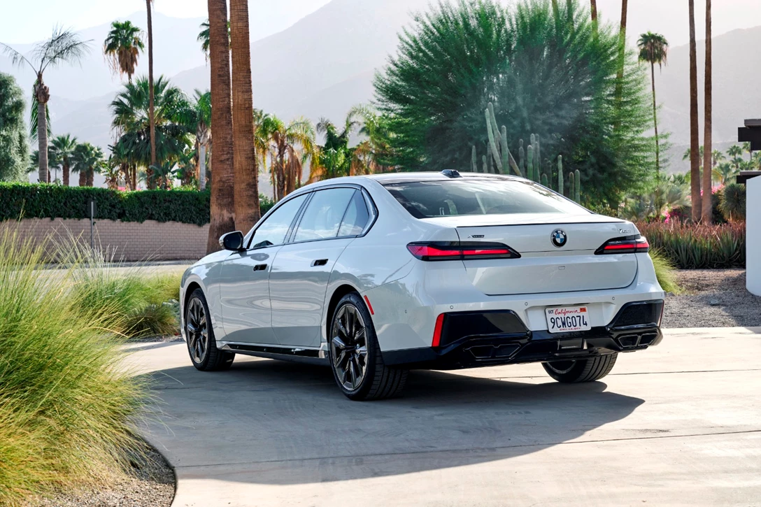 1670815-BMW 760i xDrive Mineral White_081.JPG