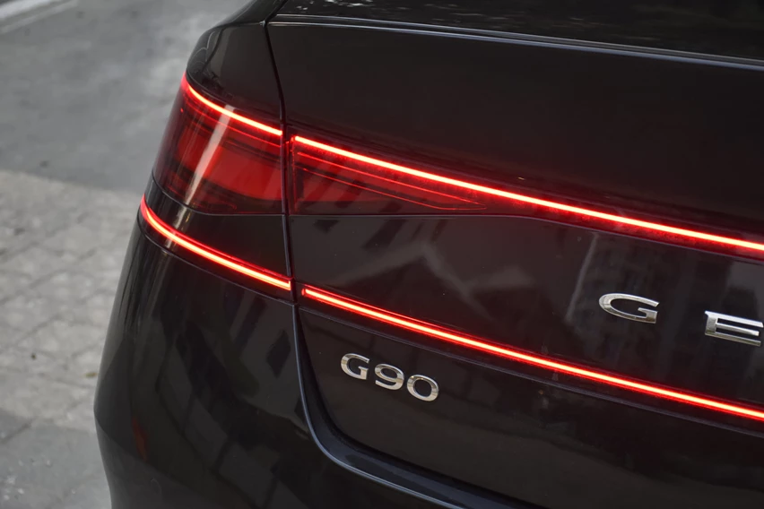 ג'נסיס G90 סמל