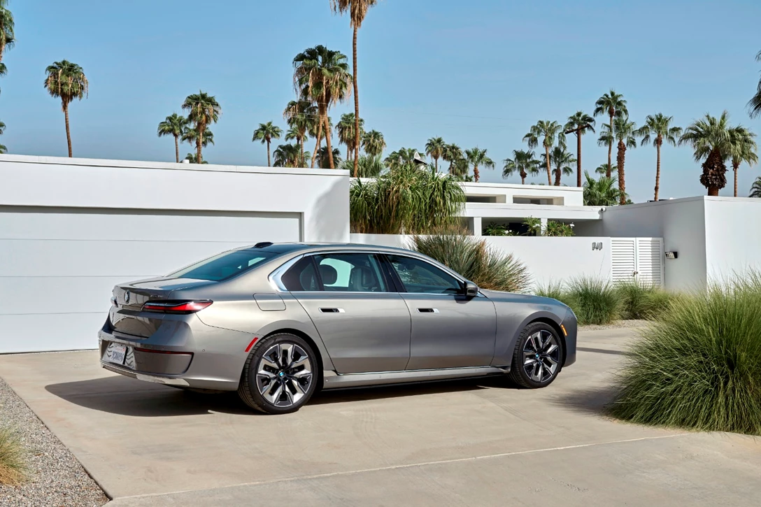 1670757-BMW i7 xDrive Oxid Grey_046.JPG