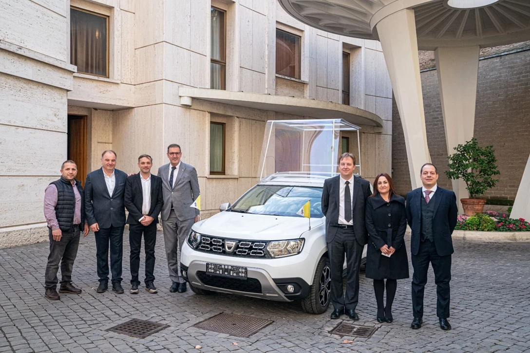 1626249-GROUPE RENAULT DELIVERS AN EXCLUSIVE DACIA TO POPE FRANCIS (1).jpg