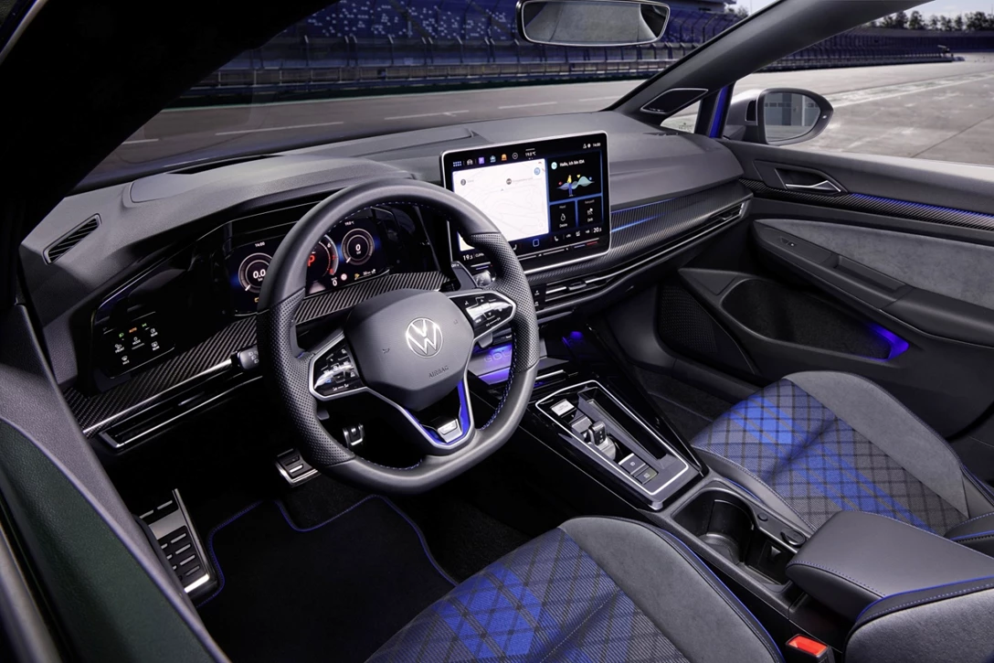 1698287-Medium-37403-ThenewVolkswagenGolfR-LapizBlue2024-min.jpg