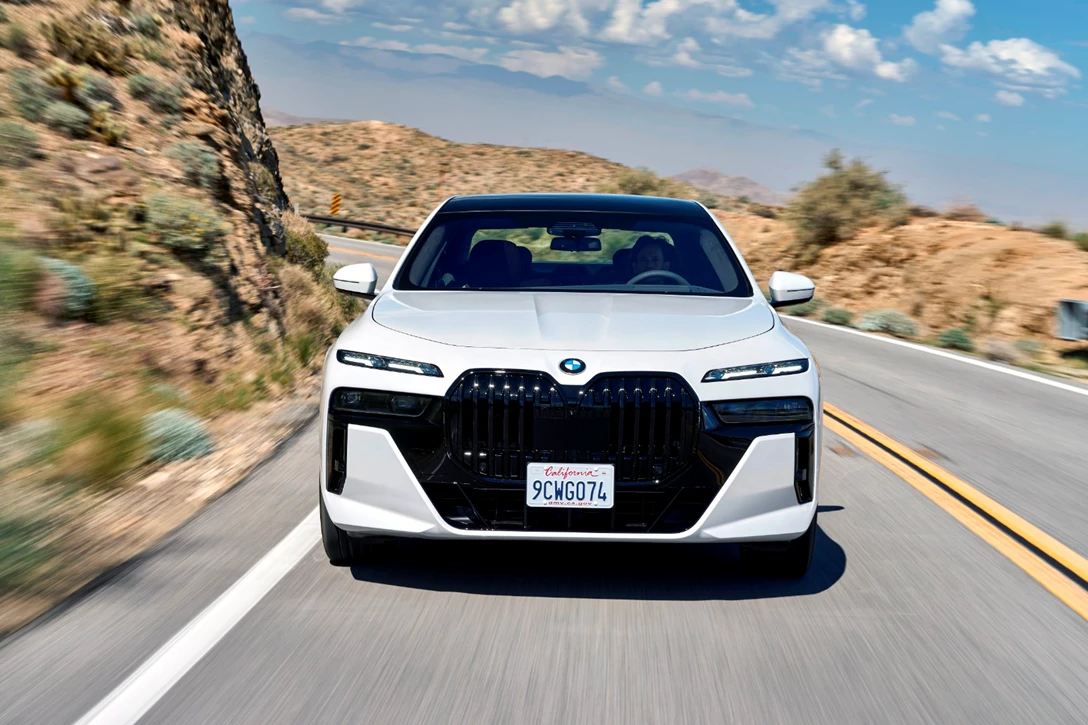 1670806-BMW 760i xDrive Mineral White_001.JPG