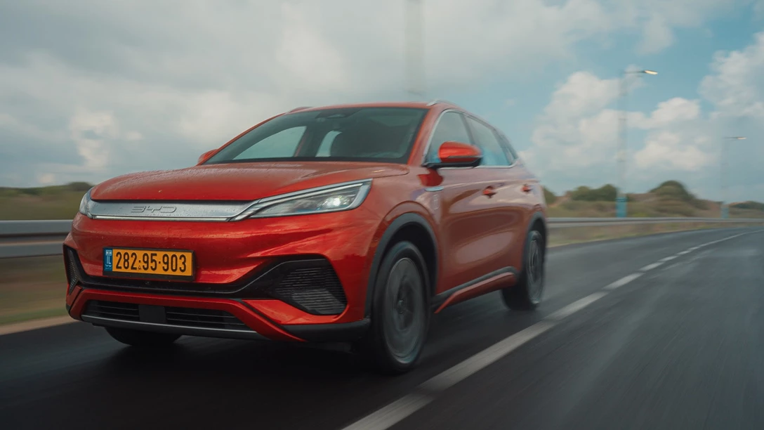 1673478-BYD ATTO 3 vs Geely Geometry C.00_30_37_10.Still029 copy.jpg