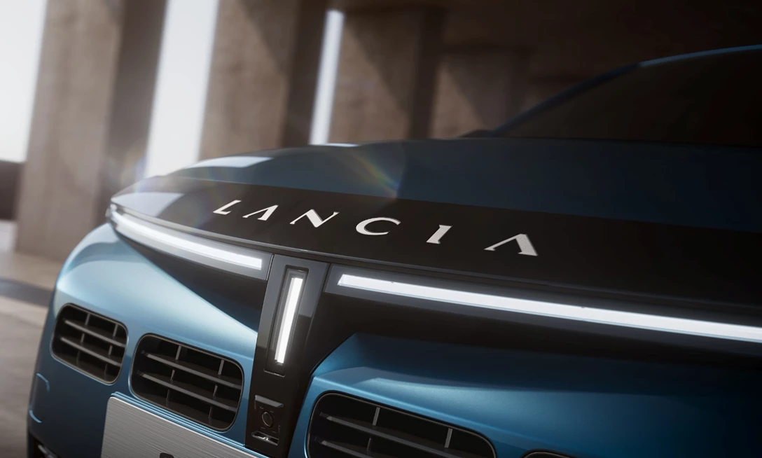 1694493-NewLANCIAYPSILONEDIZIONELIMITATACASSINAMHEV (3)-min.jpg