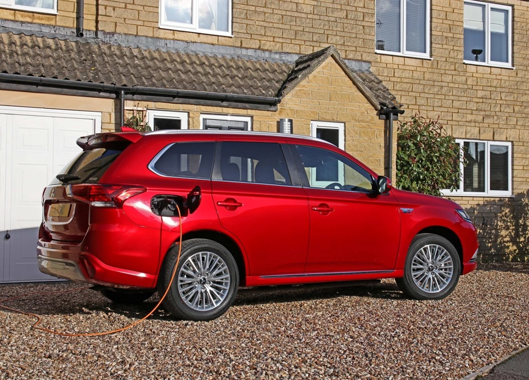 1653310-Mitsubishi-Outlander_PHEV-2019-07.jpg