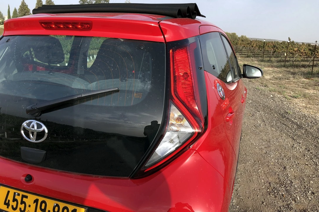 1606429-טויוטה אייגו מתיחת פנים גג נפתח (11).jpg