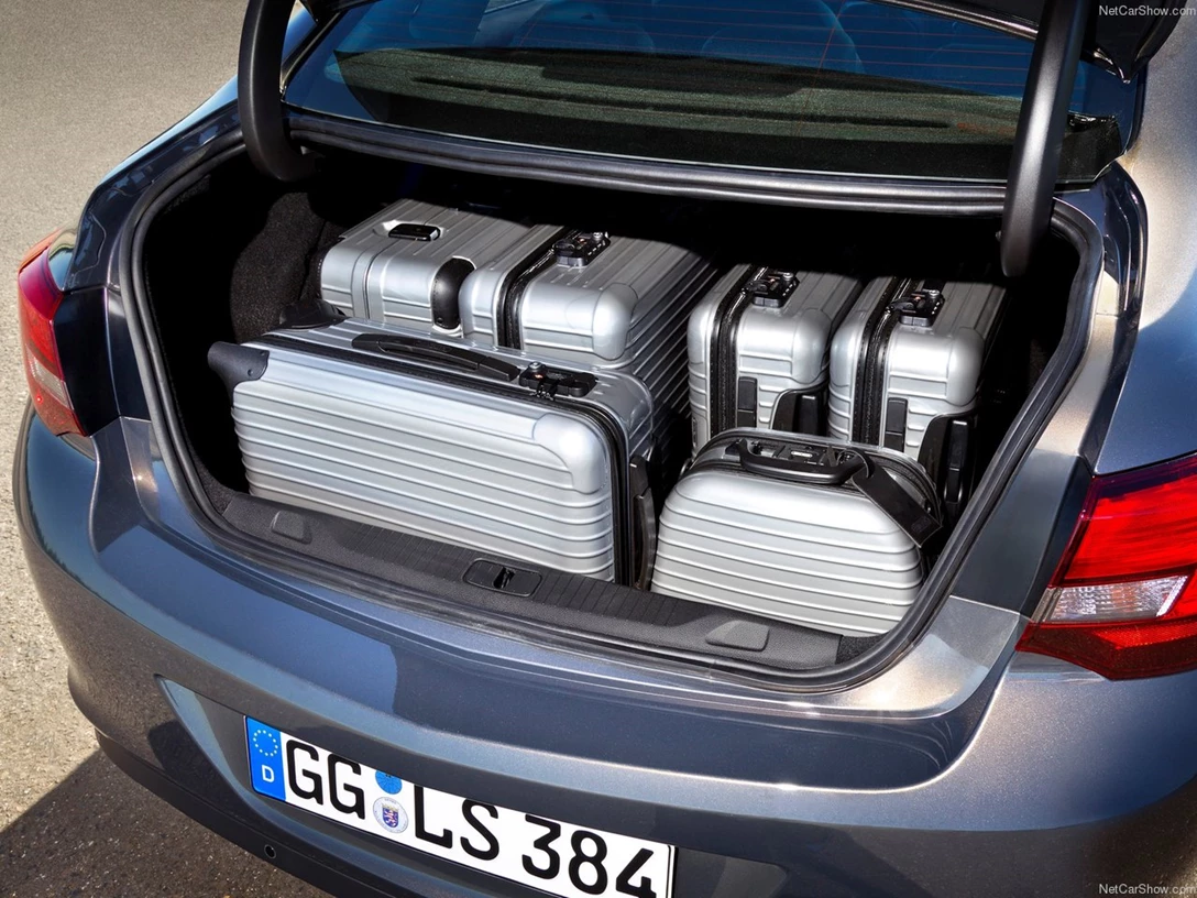 1585830-Opel-Astra_Sedan 6.jpg