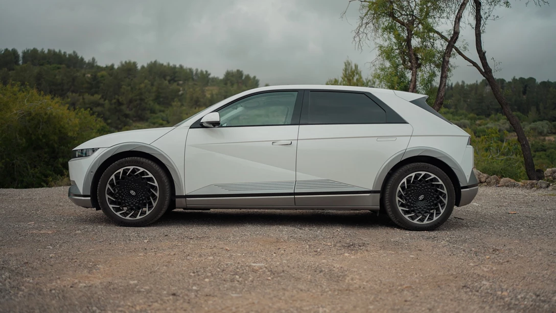 1681750-Hyundai IONIQ 5 vs Skoda Enyaq vs KIA EV6 vs TOYOTA BZ4X - 2023.00_12_28_04.Still043 copy.jpg