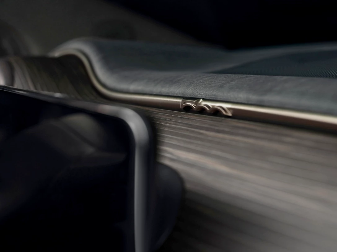 1631451-09_500 Giorgio Armani.jpg