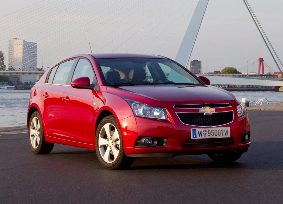 1689253-Chevrolet-Cruze_Hatchback-2013-09.jpg