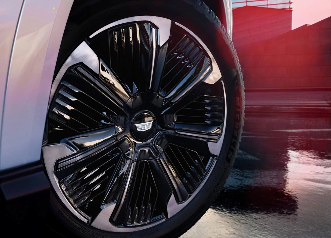 1708668-Cadillac-Escalade_IQ-2025-09.jpg