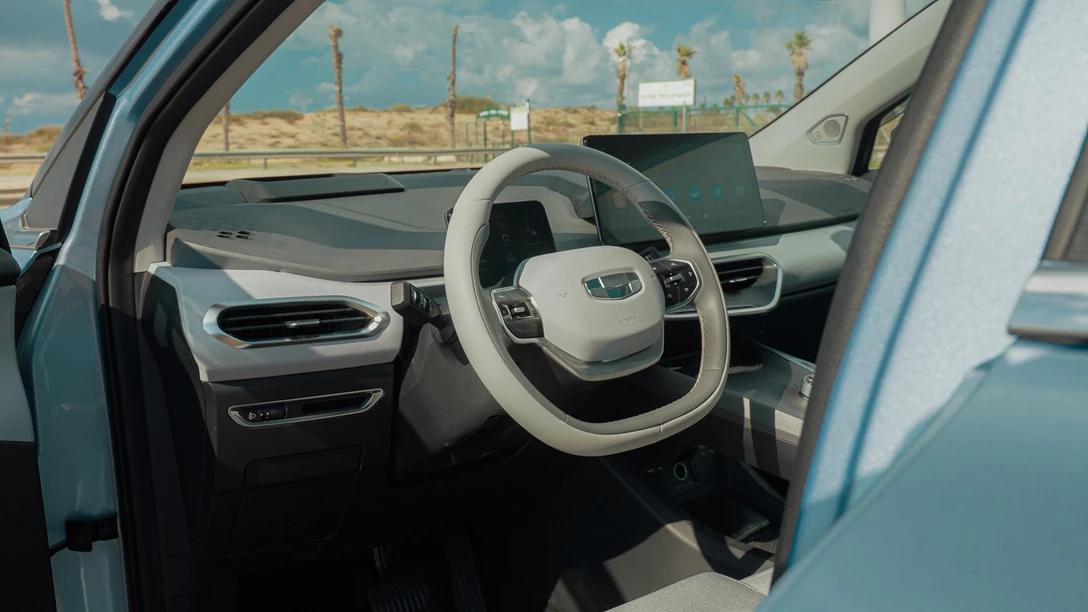 1673513-BYD ATTO 3 vs Geely Geometry C.01_09_41_15.Still074 copy.jpg