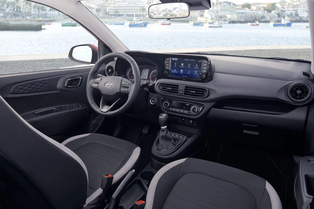 1630152-Hyundai i10 interior (1).jpg