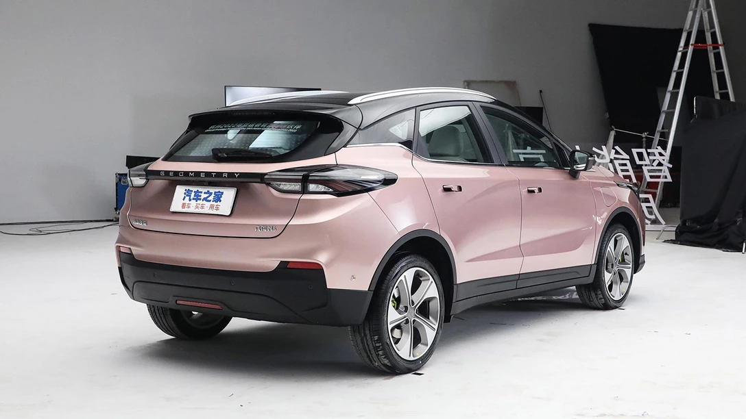 1683757-geely-geometry-c-m6-2023-6.jpg