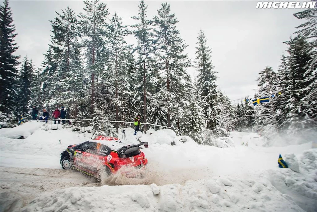 1591167-אוסטברג מדגים כיצד נוהגים בשלג.jpg