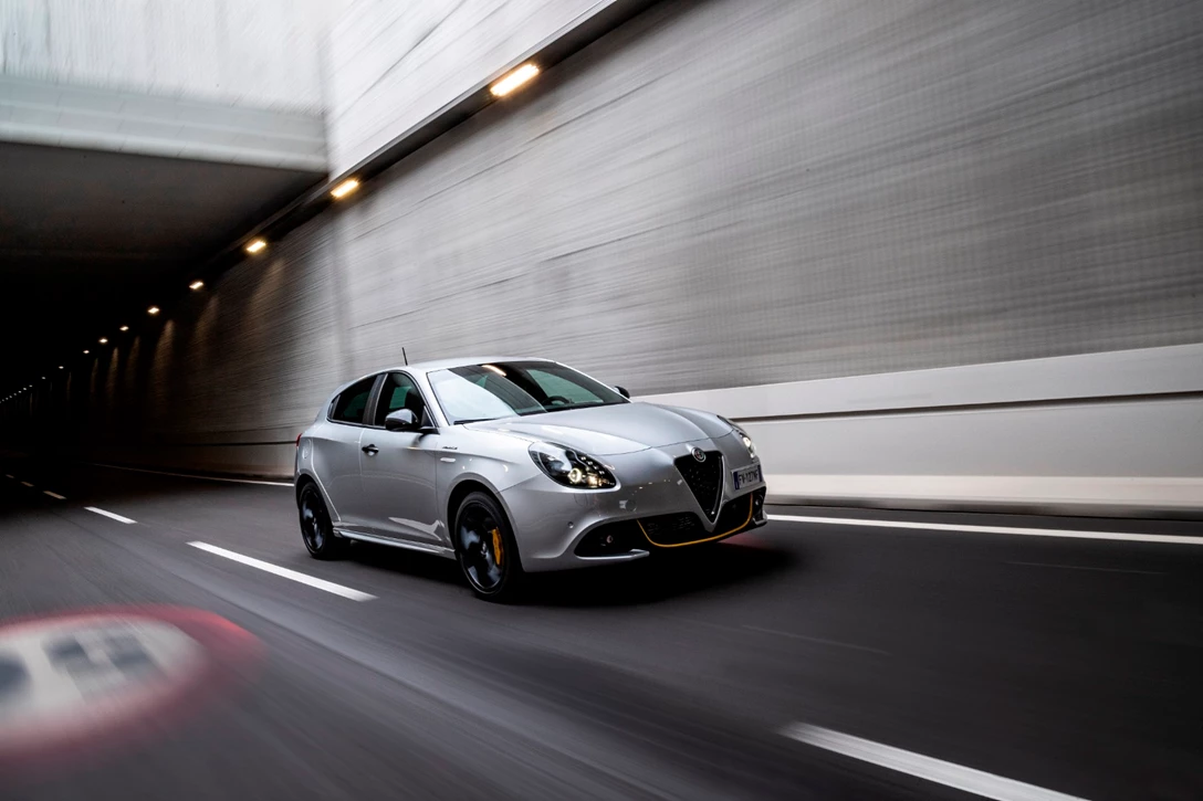 1614807-190410_Alfa-Romeo_Giulietta-Veloce_02.jpg
