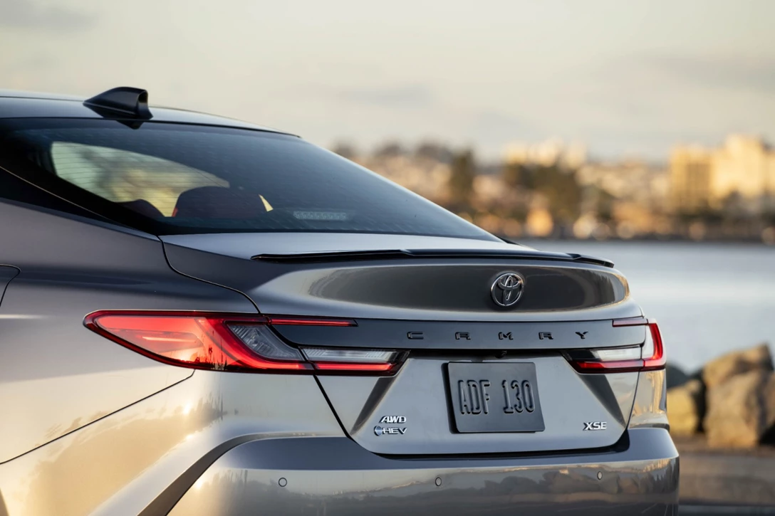 1702512-2025_Camry_XSE_AWD_HeavyMetalBlackRoof_042.jpg