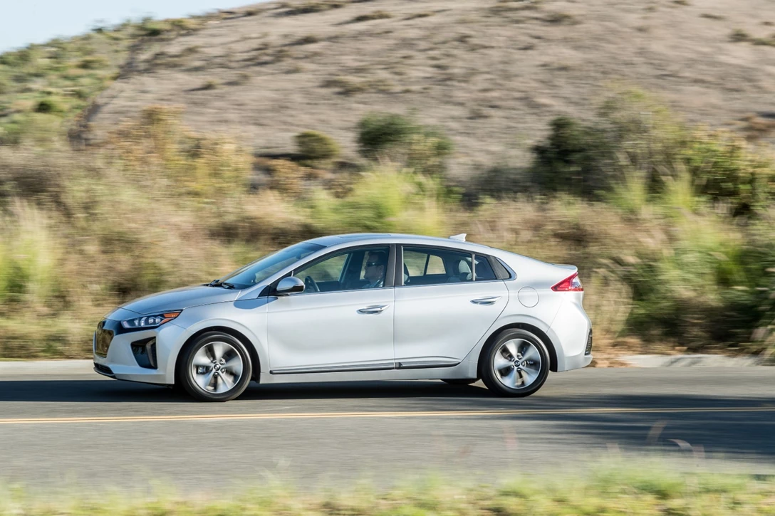 1609213-46661_2017_Ioniq_Electric_Vehicle_EV.jpg