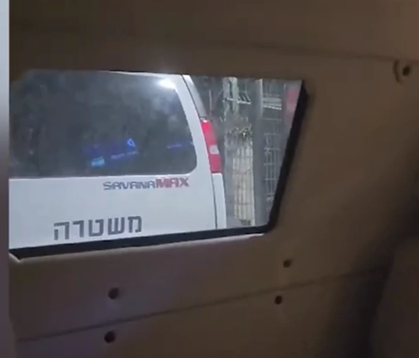 מיגון על חלון מופיע בפסקה הקשר לדבר הזה ליד המילה פלסטר