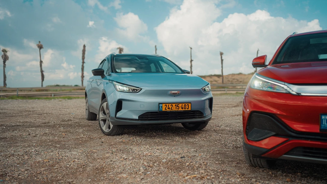 1673490-BYD ATTO 3 vs Geely Geometry C.00_46_05_14.Still049 copy.jpg