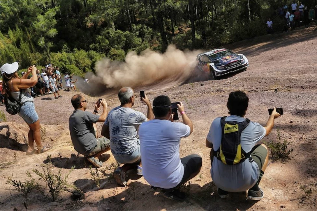 1603896-אוונס וכמה אוהדים נלהבים.jpg