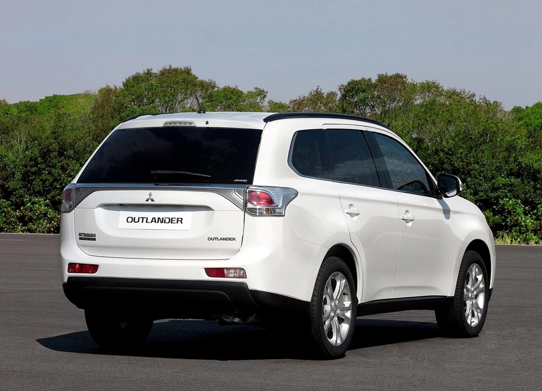 1653542-Mitsubishi-Outlander-2013 (2).jpg