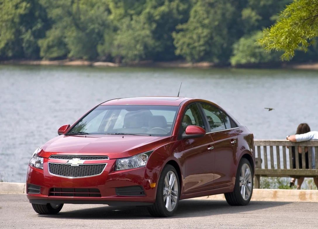 1689364-Chevrolet-Cruze-2010-04.jpg