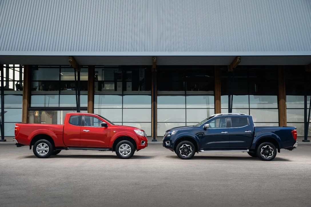 1617389-Nissan Navara - King Cab Red and Double Cab Blue 2.jpg