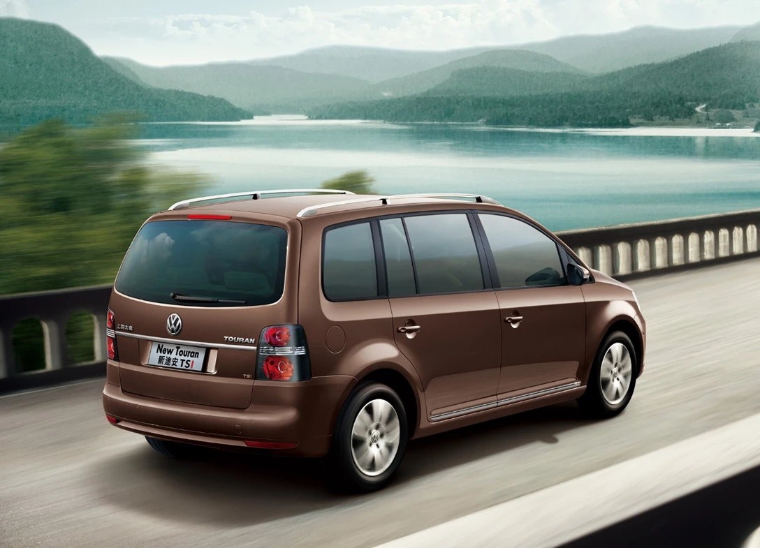 1690452-Volkswagen-Touran-2011-02.jpg