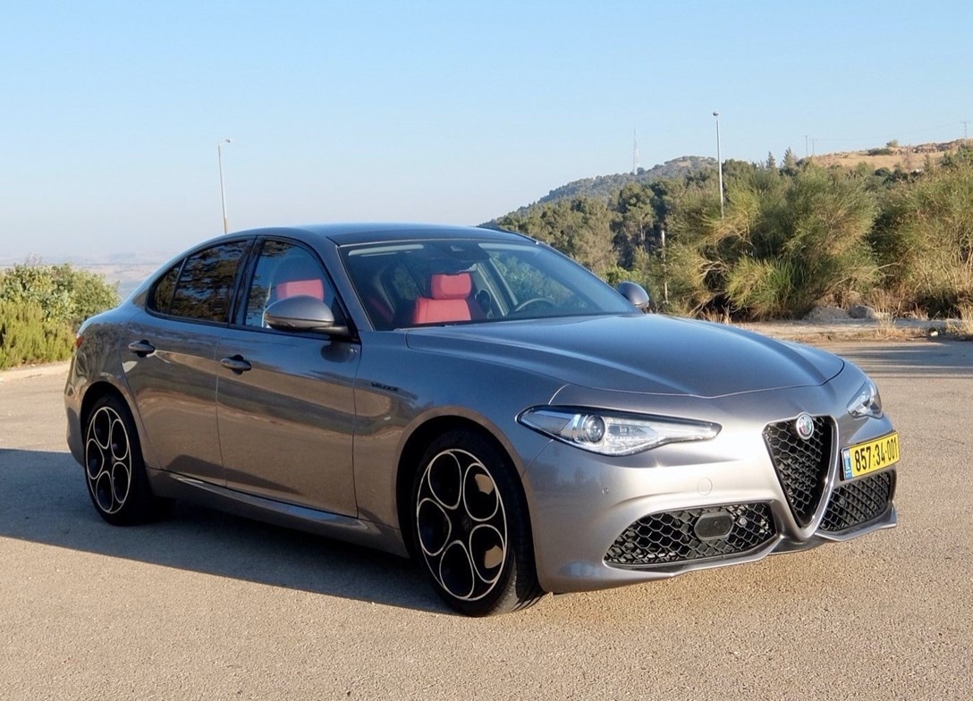 1677139-Alfa_Romeo-Giulia-2023-01M.jpeg
