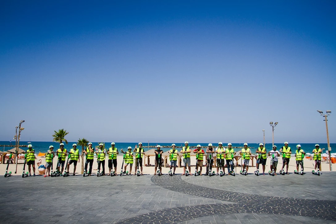 1620956-תמונה פנורמית של הרוכבים ברקע של הים.jpg