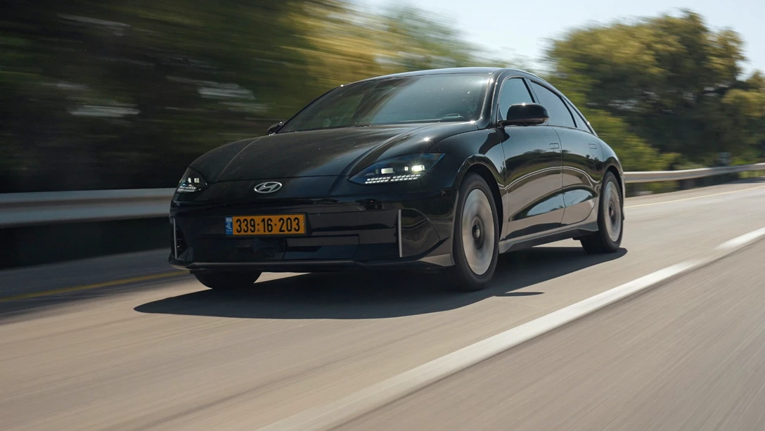 1683245-Hyundai IONIQ 6 vs TESLA Model 3 2023.00_07_49_03.Still053 copy.jpg