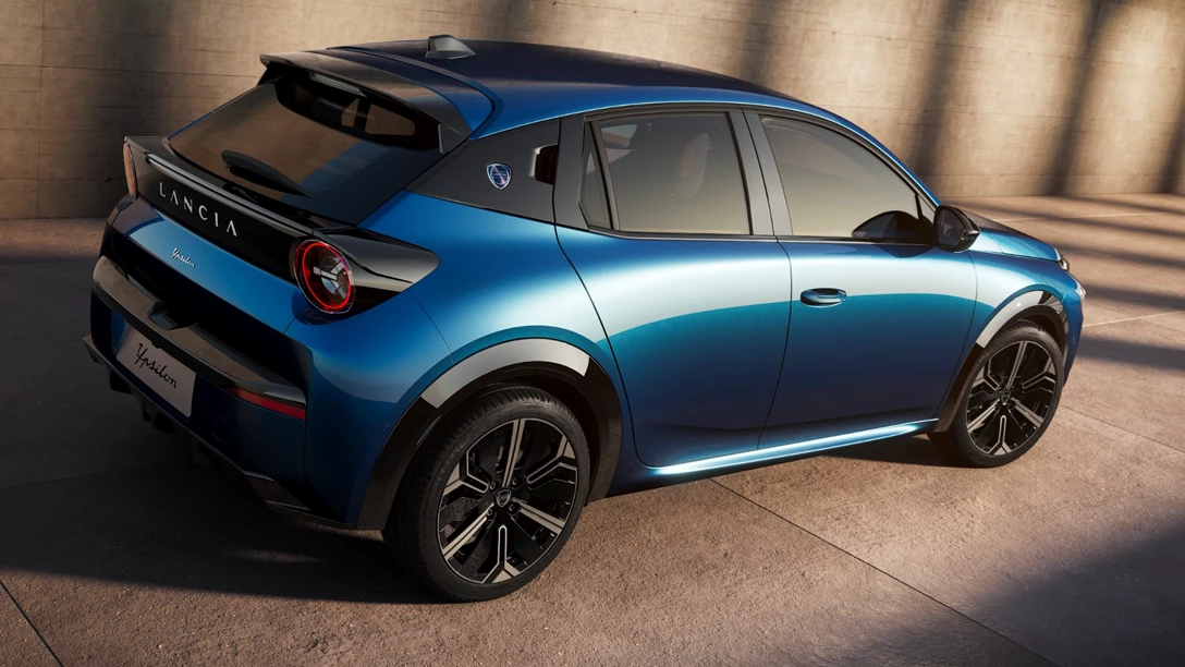 1693209-NewLANCIAYPSILONEDIZIONELIMITATACASSINA (5)-min.jpg