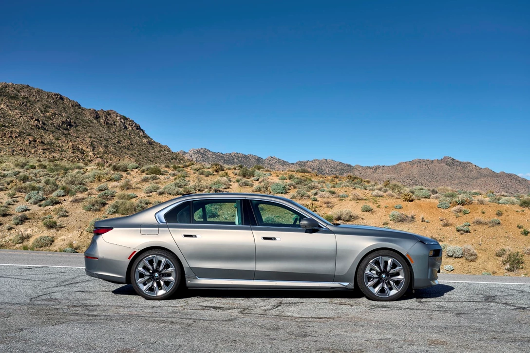 1670763-BMW i7 xDrive Oxid Grey_053.JPG