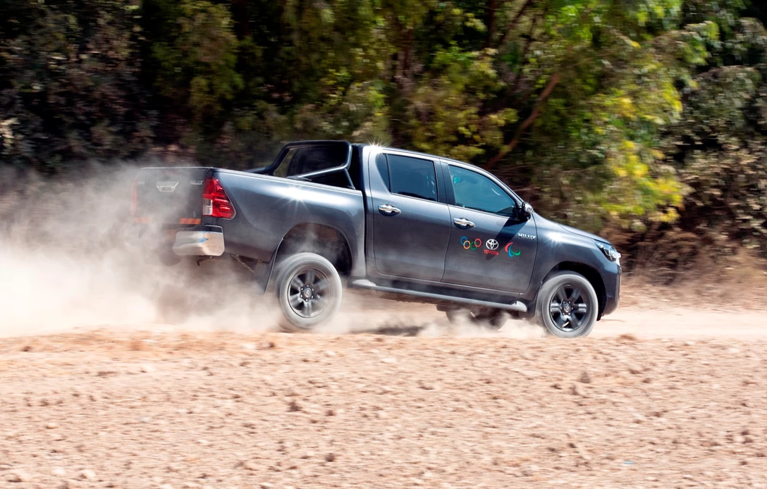 1677178-טויוטה היילקס.jpg