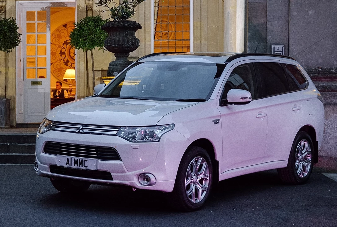 1653442-Mitsubishi-Outlander_PHEV-2015-03.jpg