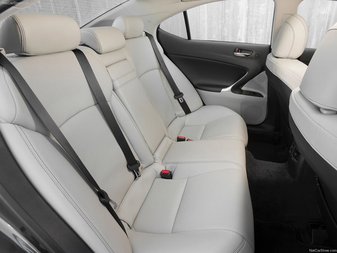 1590792-Lexus-IS 7.jpg