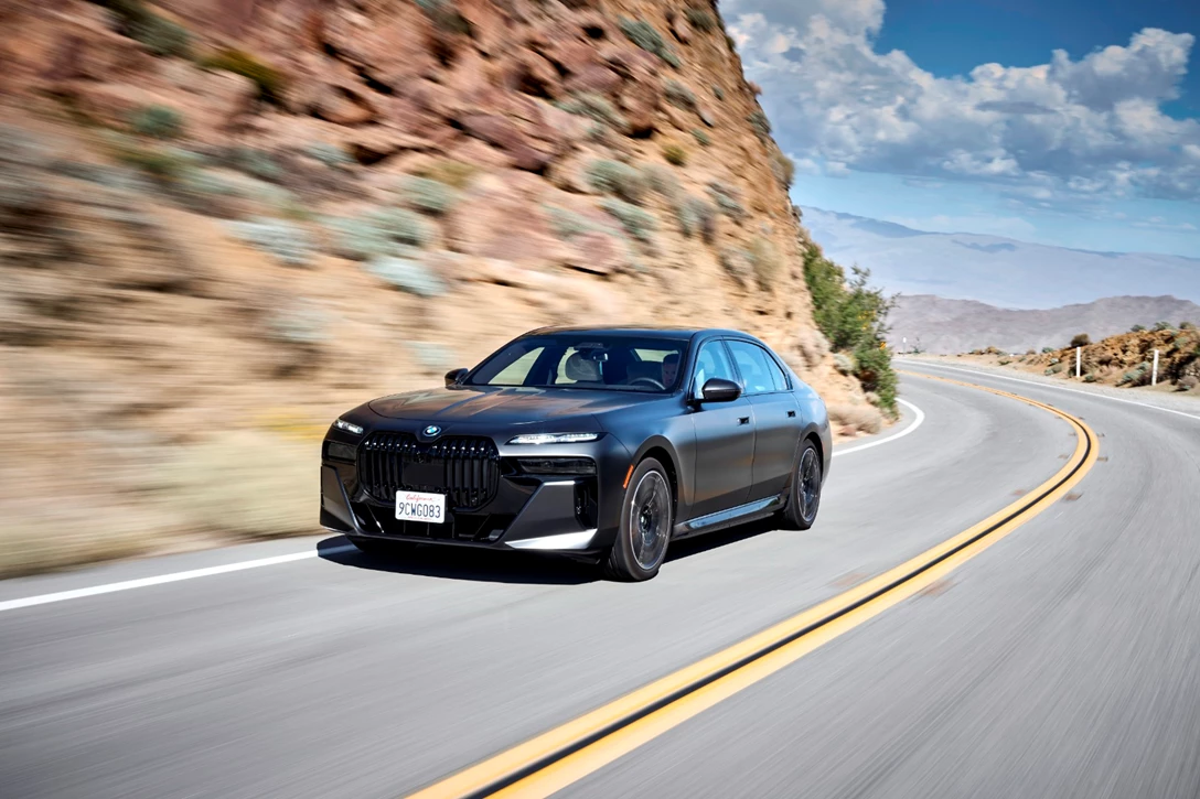 1670781-BMW i7 xDrive60 Frozen Deep Grey_010.JPG