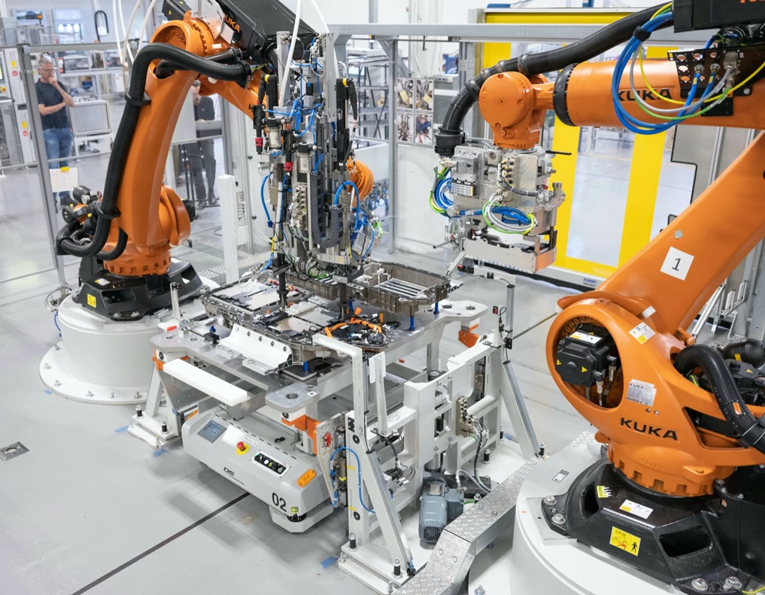 1631876-מפעל במווP90361308_highRes_battery-assembly-for.jpg