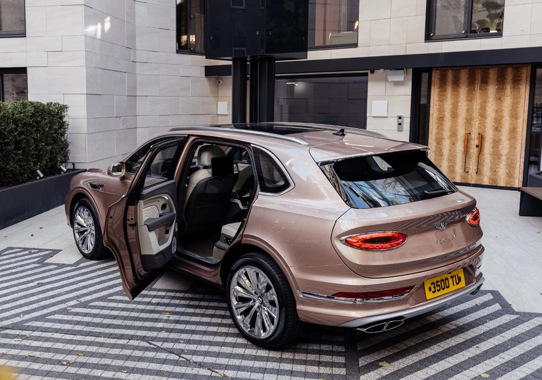 1679567-Bentley-Bentayga-2023-02.jpg