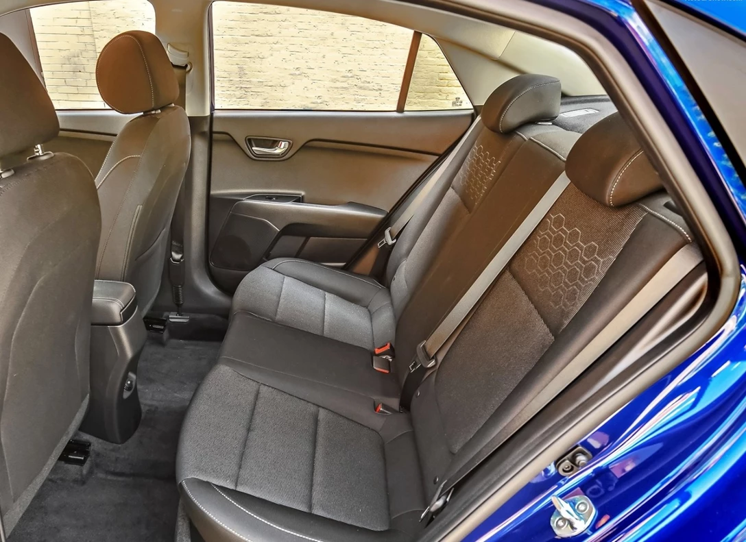 1644360-Kia-Rio-2018-06.jpg