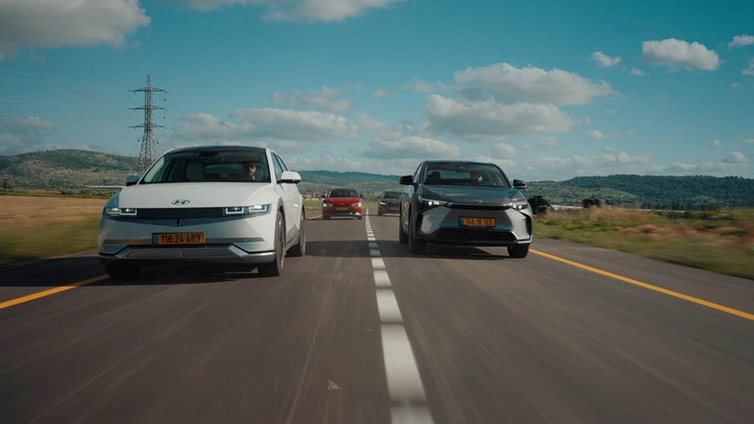 1681646-Hyundai IONIQ 5 vs Skoda Enyaq vs KIA EV6 vs TOYOTA BZ4X - 2023.02_08_22_07.Still211 copy.jpg