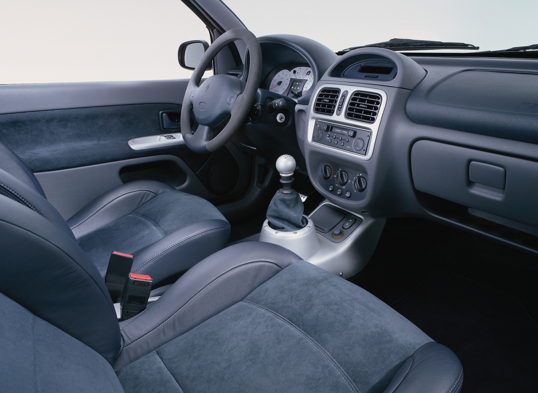 1573252_renault_clio_V6.jpg