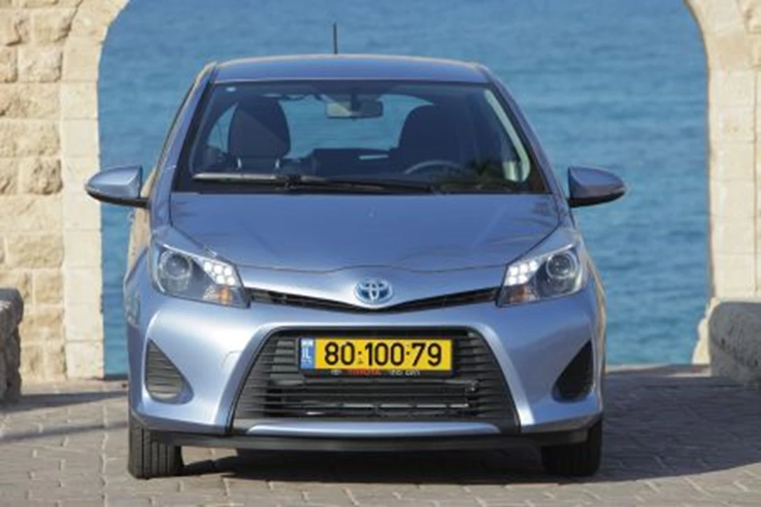 1585574-Toyota Yarid Hybrid front small Elgazi.jpg